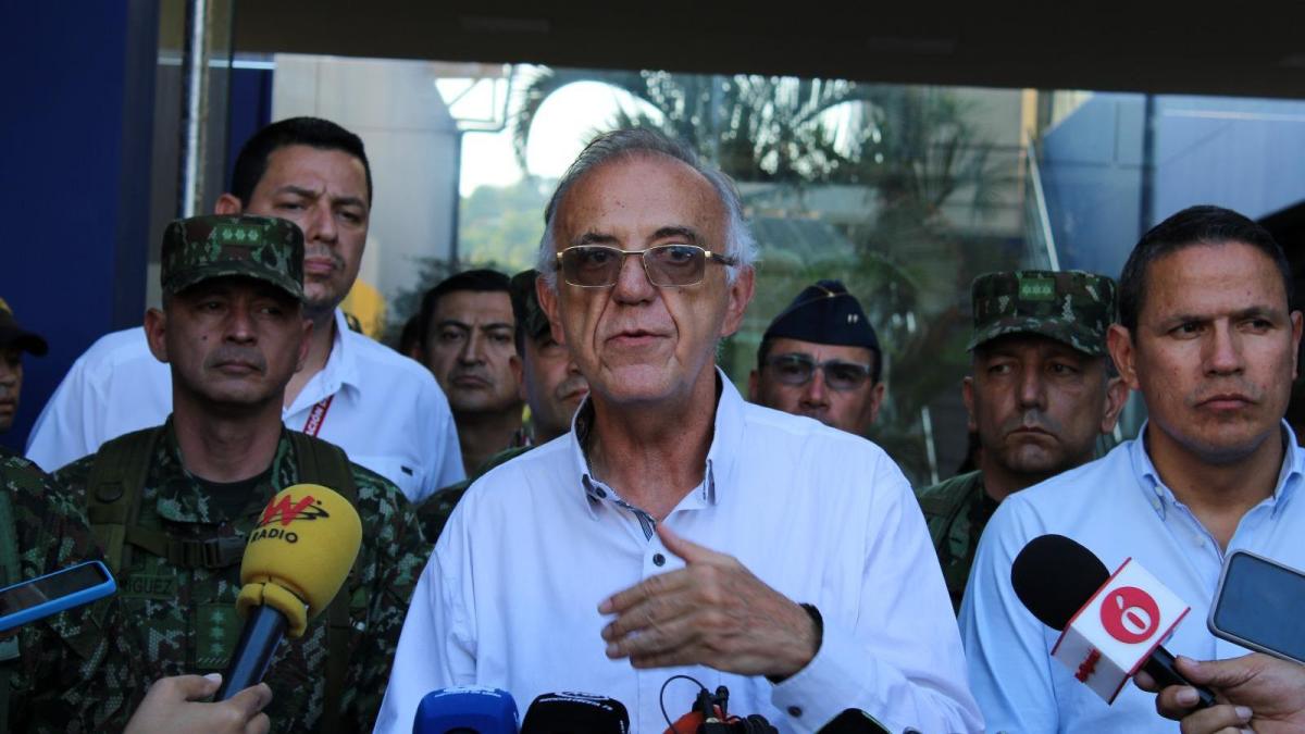 Iván Velásquez, güçlü bir kamu düzeni krizinin ortasında Savunma Bakanlığı'ndan ayrılıyor