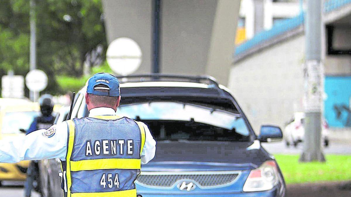 Video | Lo que le espera al presunto agresor de agente de tránsito en Cali: lo amenazó con cuchillo en pleno centro