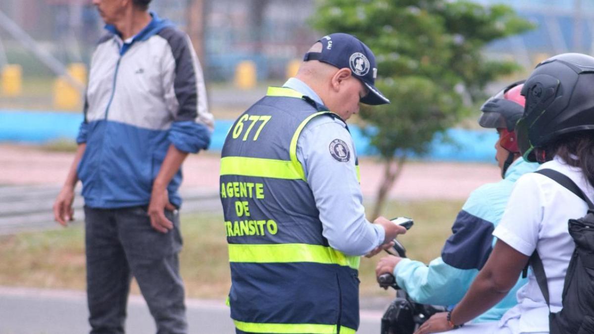 Motosikletçi bir transit ajan üzerinde koştu çünkü Cali'deki suçlulara bir kontrol direğine karşı çıktı