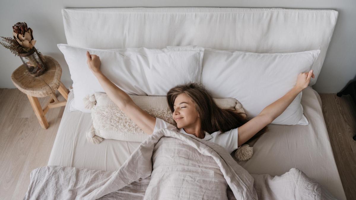 Las comidas que debe consumir antes de dormir para regular los niveles de melatonina y mejorar la calidad del sueño