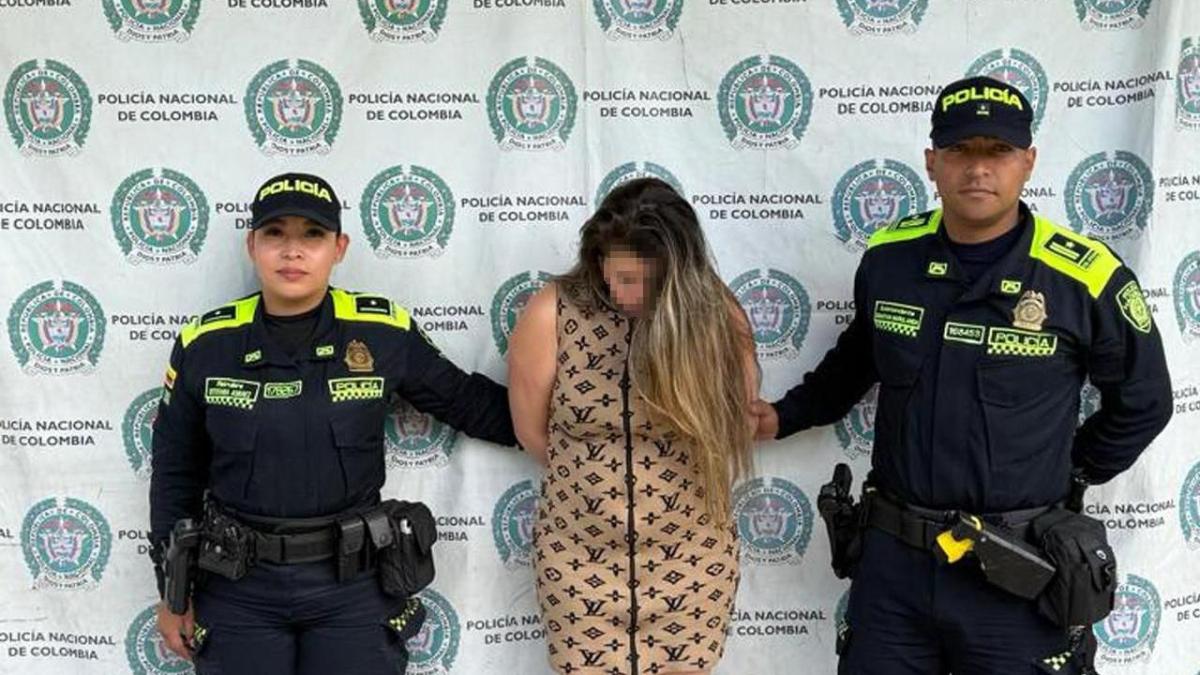 Vigilante, kasabada bir erkekle uyuşturan bir kadının onu çalmak için kaçmasını önler