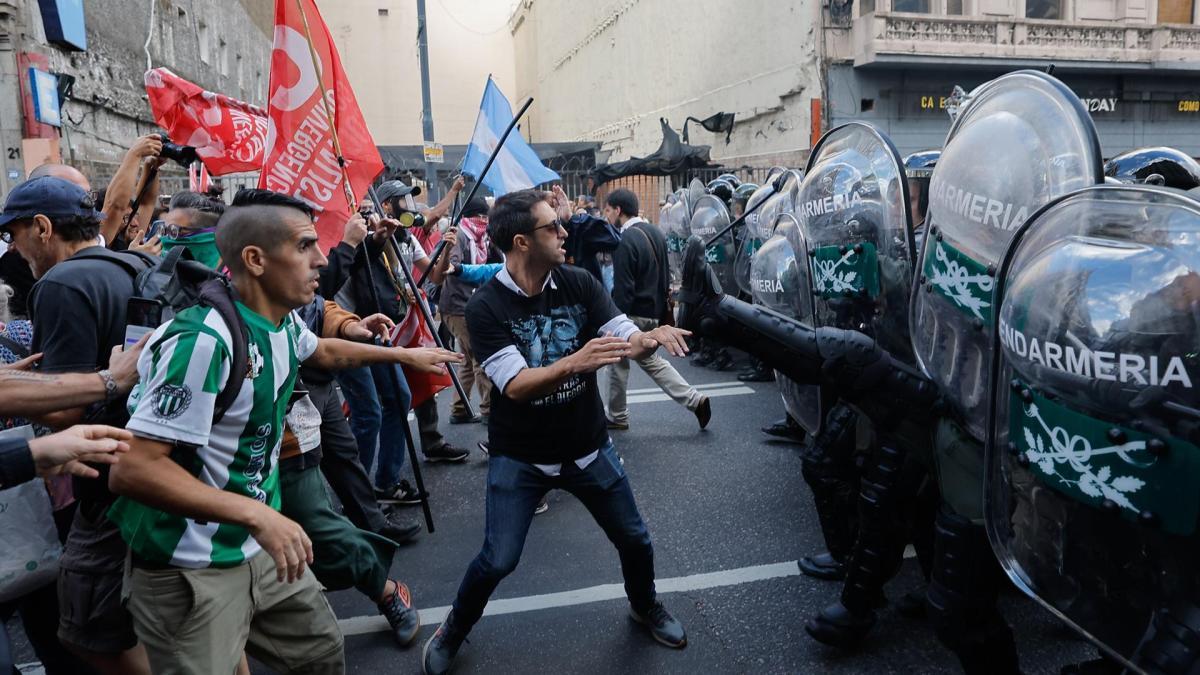 Milei impulsa una ley que convertiría a las ‘barrabravas’ del fútbol argentino en ‘organizaciones criminales’