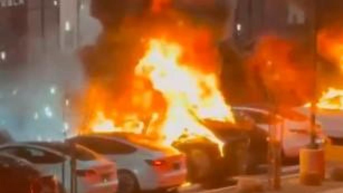 FBI busca a hombre que incendió varios carros en centro de servicios de Tesla; Musk lo calificó como ‘terrorismo’