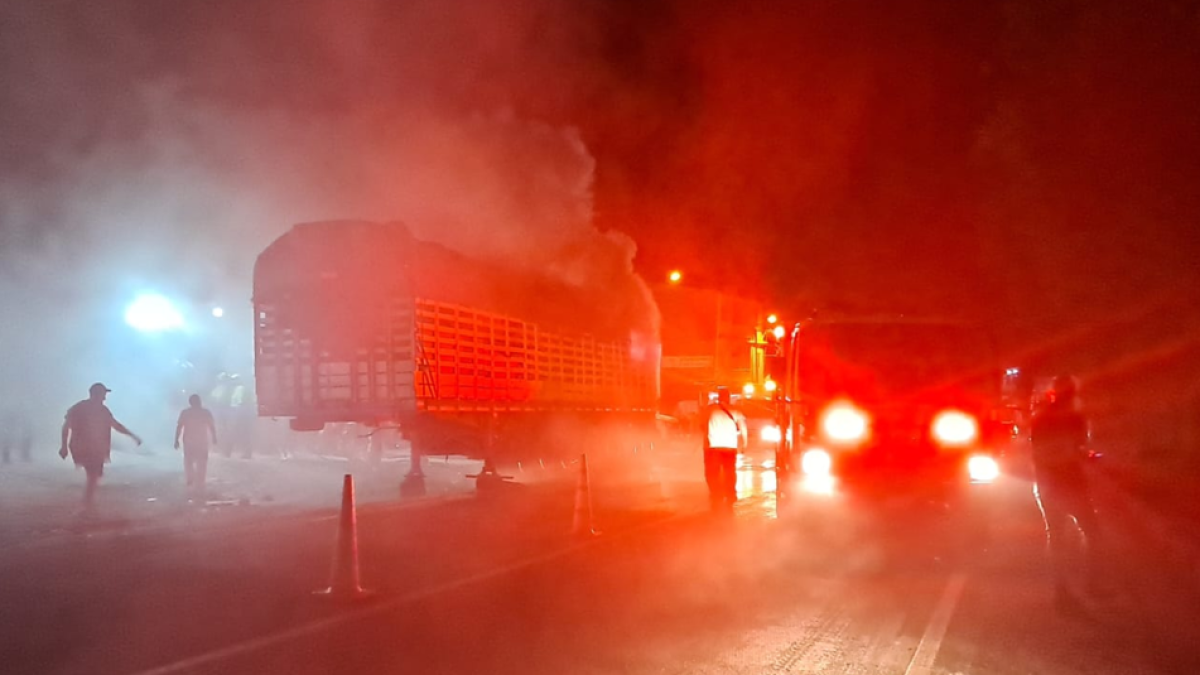 Emergencia en vía al Llano: reportan incendio de vehículo que transportaba chatarra en sector de Pipiral 