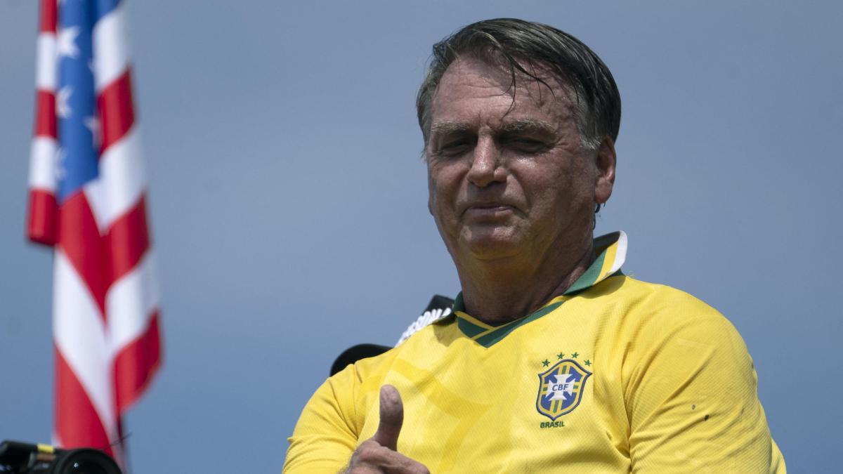 Jair Bolsonaro será trasladado en helicóptero a hospital en Brasilia y 'probablemente' se someterá a cirugía