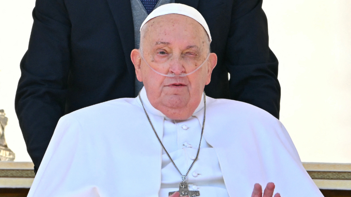 El papa Francisco recibe al rey de Inglaterra Carlos III, quien le desea al pontífice una 'pronta recuperación'