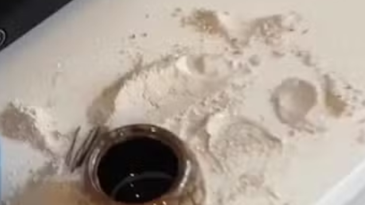 Video | Madre se descuidó y su bebé de un año se comió las cenizas de su abuelo: ‘Me quedé mortificada’