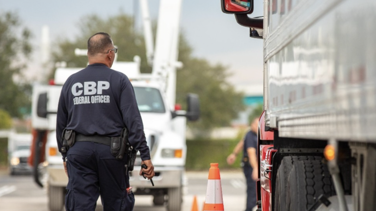 Agentes de CBP pueden hacer esto a los migrantes sin una orden judicial: ¿cómo protegerse?