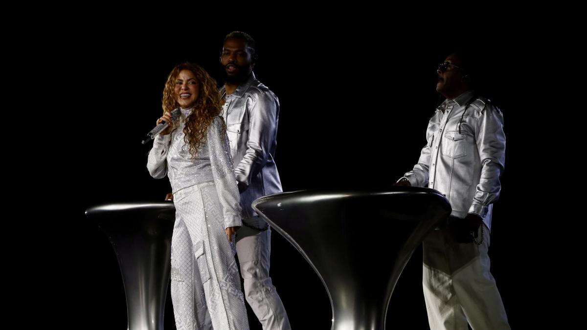 Carlos Vives en el último concierto de Shakira en Colombia: los artistas montaron bicicleta en Medellín