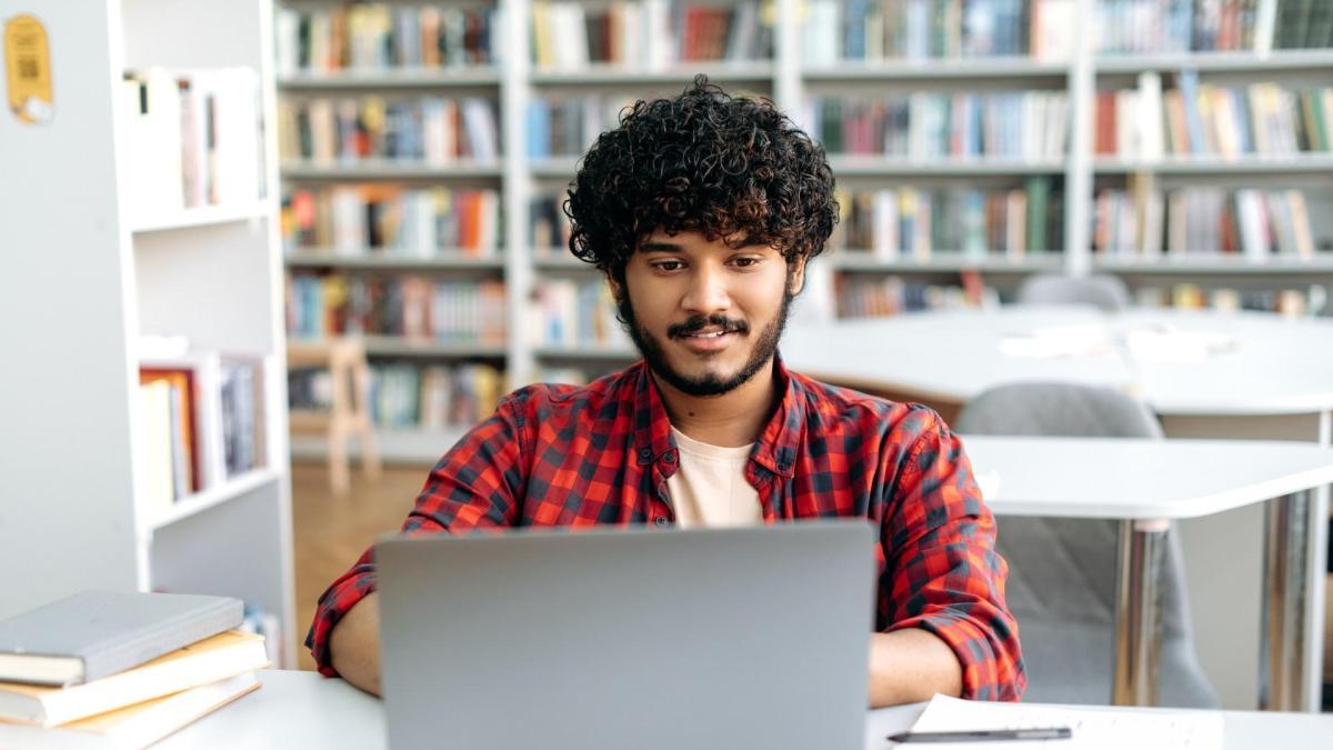 Colombianos podrán acceder a más de 100 becas para maestrías online en reconocida universidad de España
