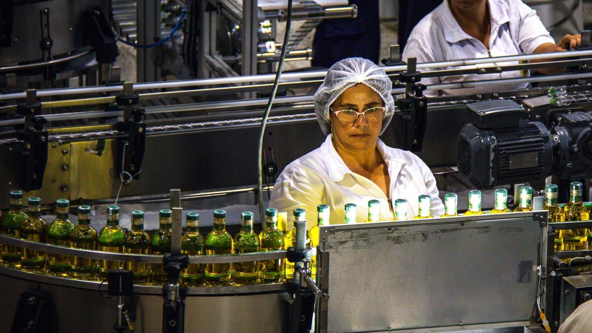 Gerente de Licorera de Caldas explica batalla jurídica para llevar su aguardiente amarillo a todo el país