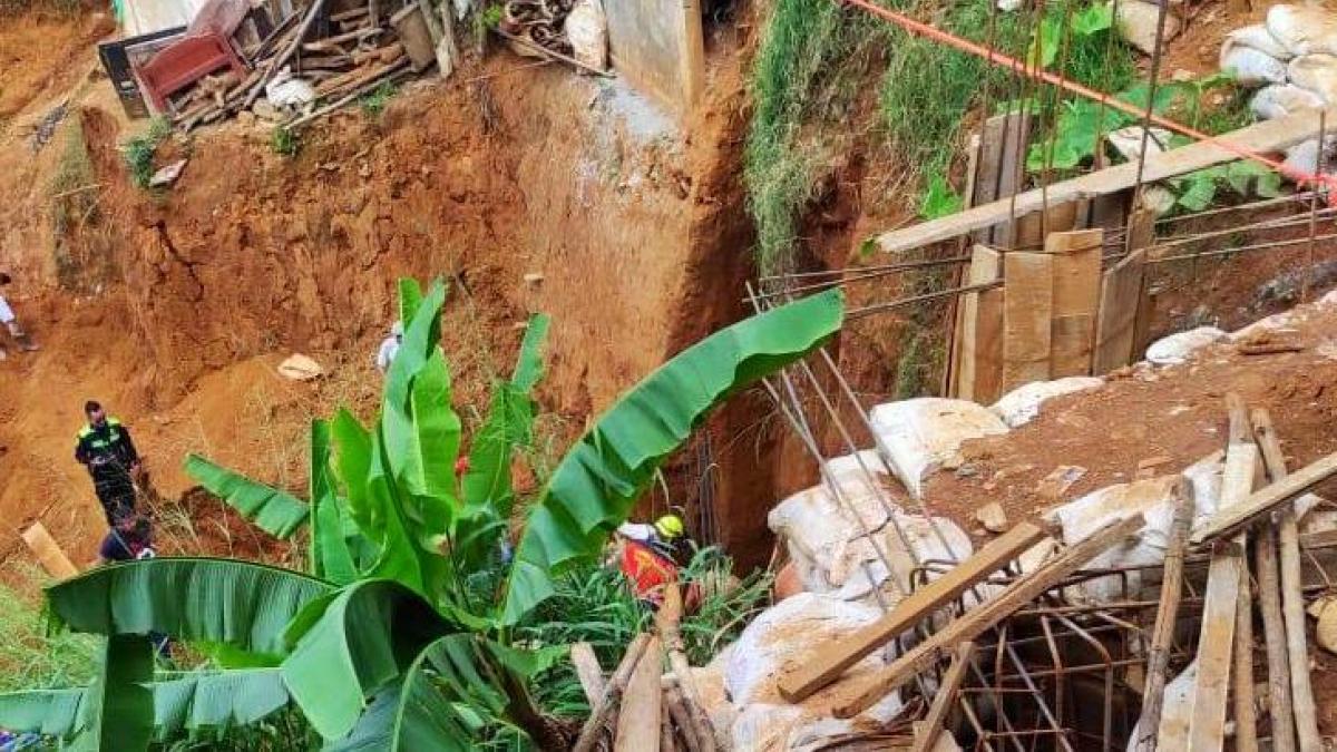 Dos personas fallecieron tras el deslizamiento de una construcción en un barrio popular del Nororiente de Medellín