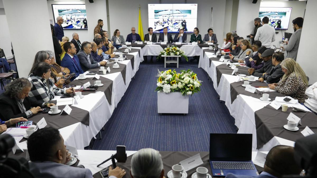 Gobierno instala mesa de negociación con sindicatos de empleados públicos que piden aumento salarial de 10,2 %