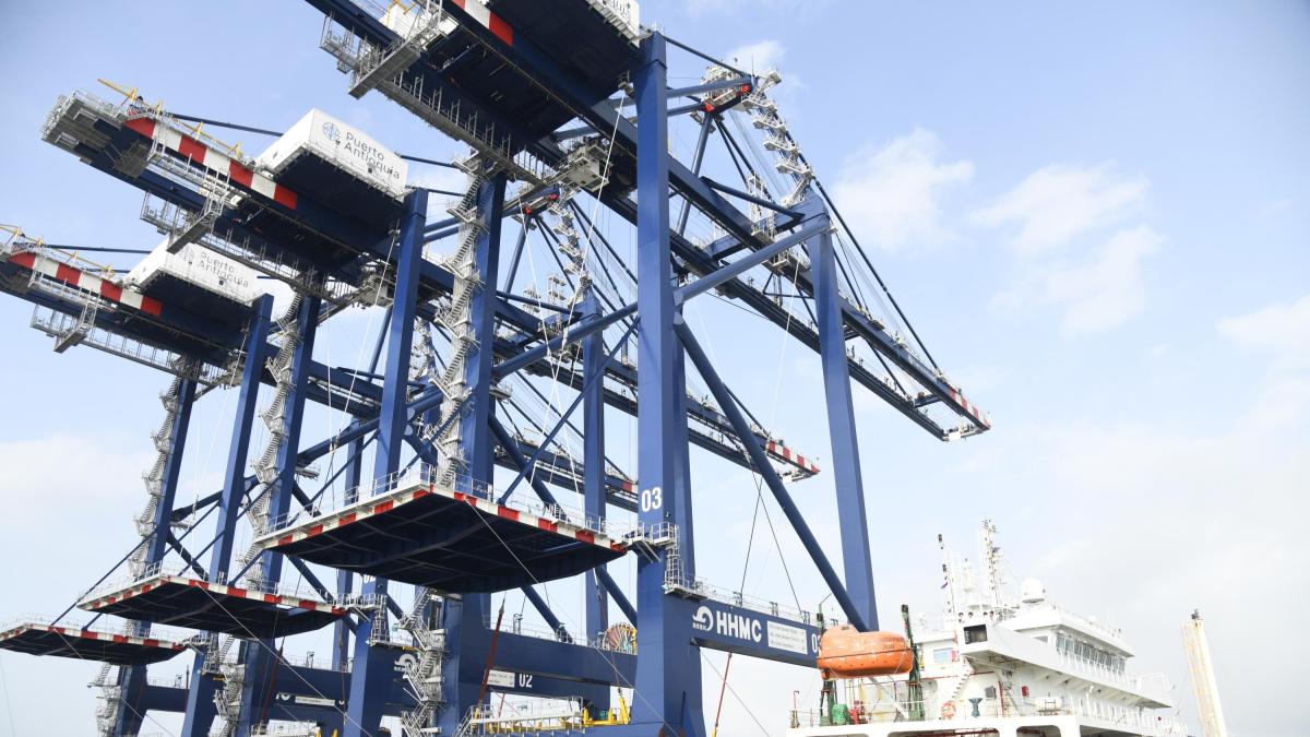Las tres megagrúas que operarán en Puerto Antioquia llegaron al muelle tras tres meses de viaje desde China