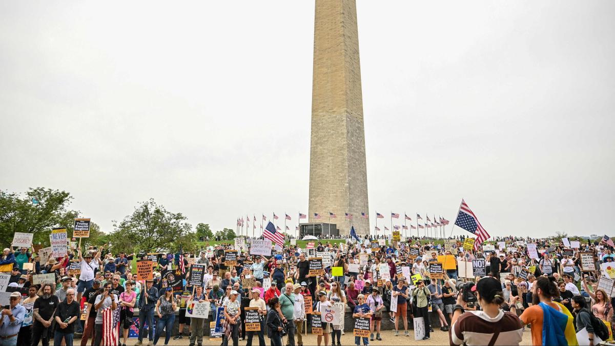 Miles salen en Estados Unidos a protestar contra Donald Trump: 'Hay que ponerle freno', dicen los manifestantes