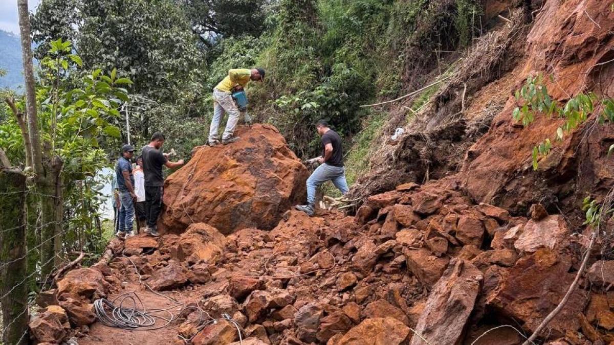 Dos derrumbes ponen en aprietos la movilidad en ladera de Cali: uno, en vía al mar y otro, en zona de La Buitrera