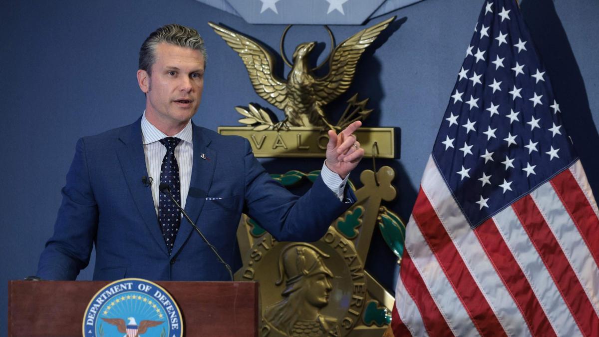 Secretario de Defensa de EE. UU. compartió planes militares con su esposa y su hermano, por medio de un chat