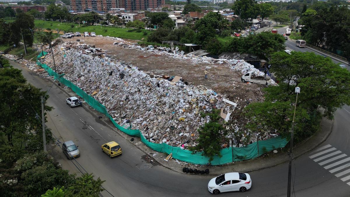 Impresionante: escombrera de la 50 se llenó otra vez; residuos alcanzan 10 metros de altura sobre una calle en Cali