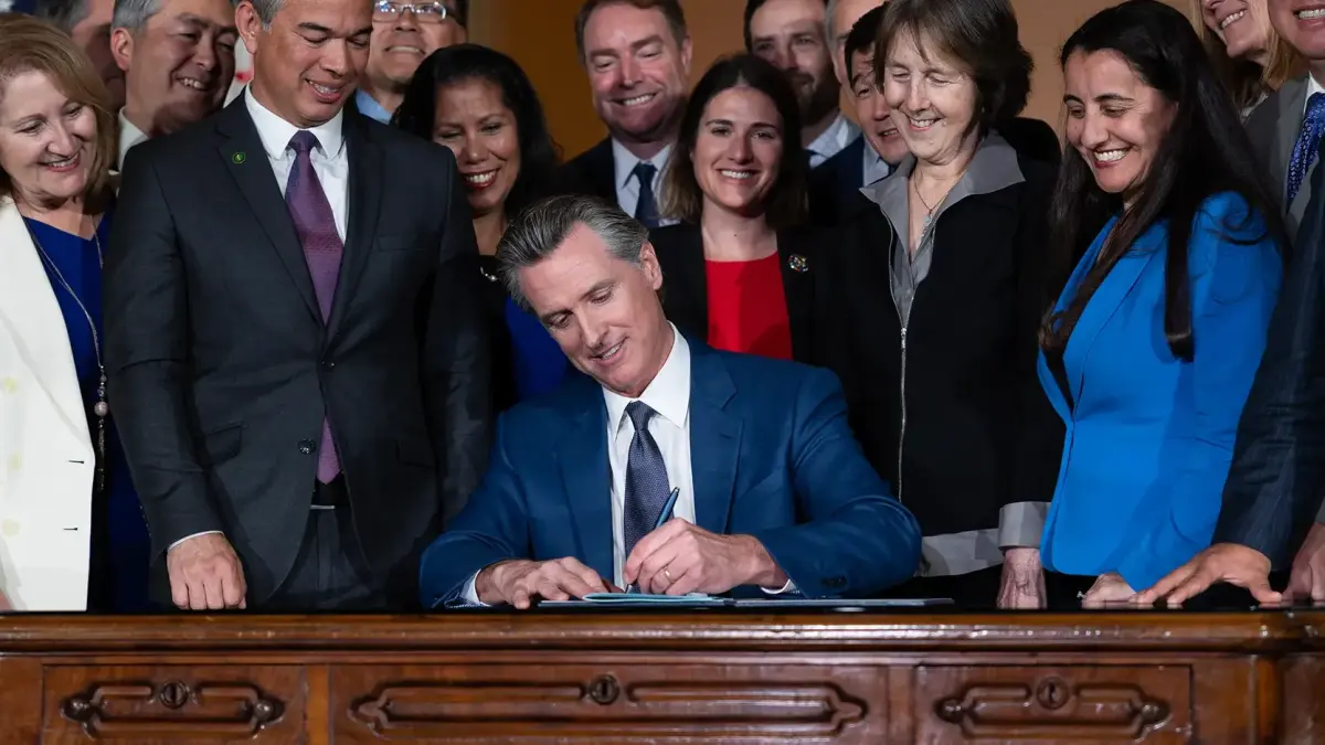 La ley de California aprobada por Gavin Newsom que permite a estas personas trabajar sin licencia
