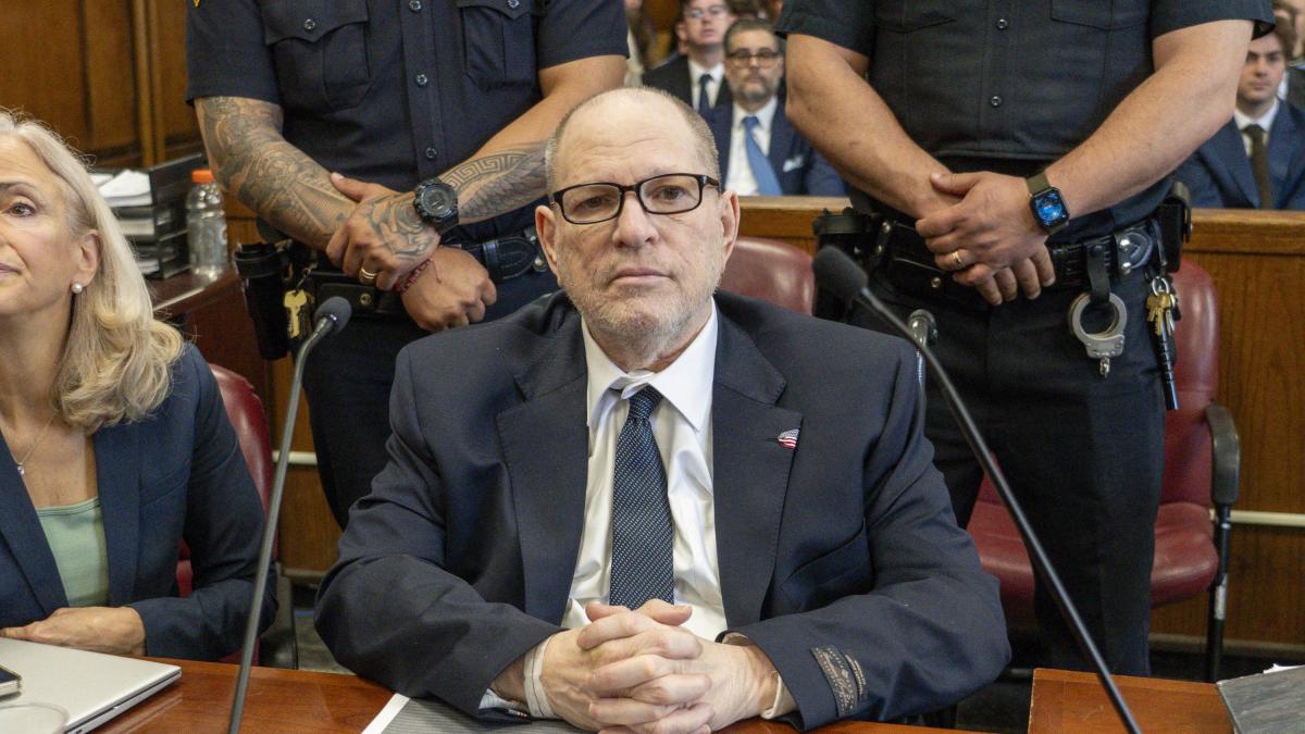 El exproductor de Hollywood Harvey Weinstein es hallado culpable de un cargo de agresión sexual en Estados Unidos
