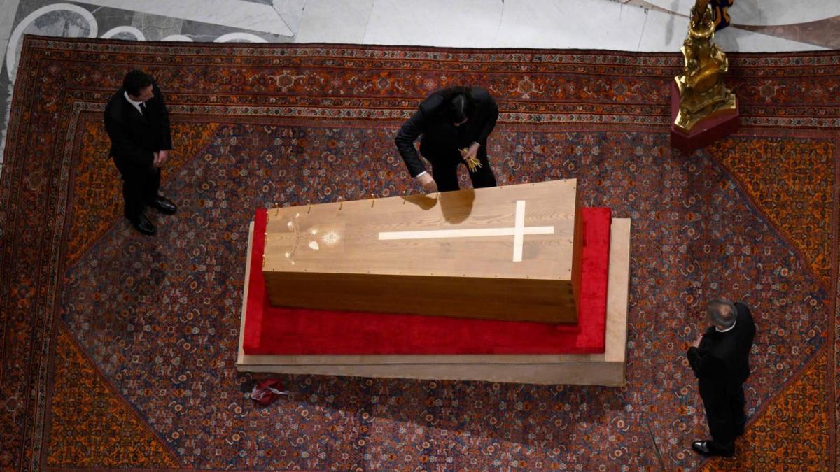 El video del momento en que se cerró el féretro del papa Francisco; así fue la ceremonia previa al funeral en Roma