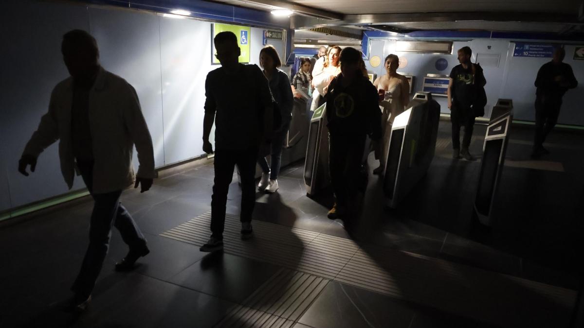 Fotos y videos del apagón masivo en España: medios de transporte y establecimientos bloqueados por la falta de luz