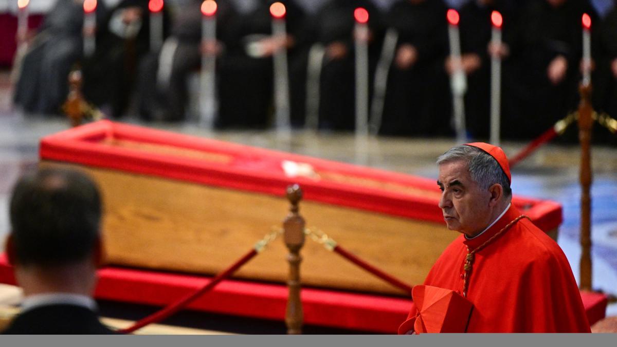 Cardenal Angelo Becciu, condenado por malversación de fondos, desiste de participar en el cónclave, según la prensa