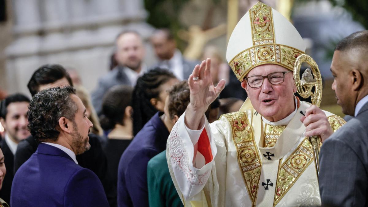 Él es Timothy Dolan, el cardenal que publica videos sobre lo que pasa dentro del Vaticano antes del cónclave