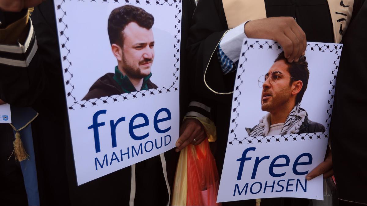 Liberan a Mohsen Mahdawi, el universitario palestino de Columbia detenido por participar en protestas en EE. UU.