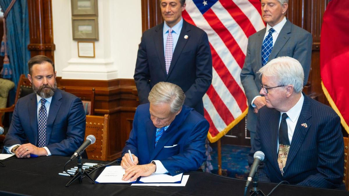 Greg Abbott quiere firmar esta ley que cambiaría para siempre las escuelas de Texas