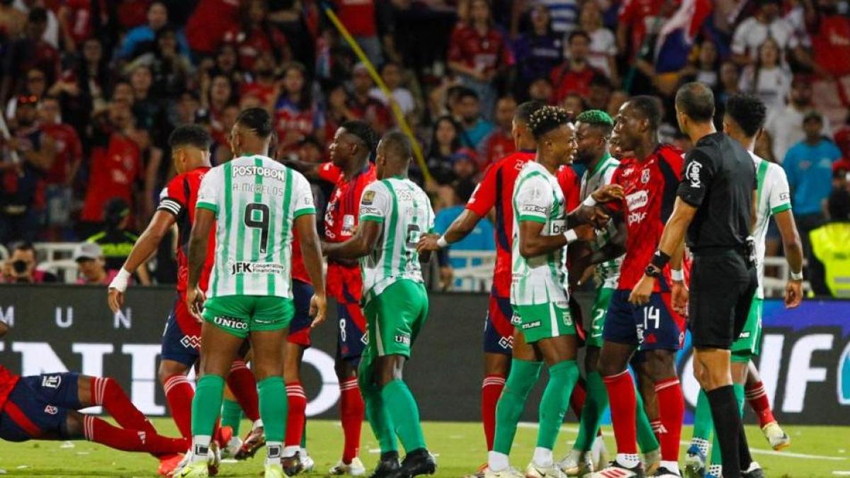 Nacional no pudo con el Medellín, que se quedó con nueve hombres, y los memes estallaron en su contra