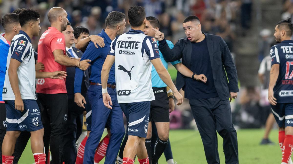 Video | Efraín Juárez no lo hacía solo en Colombia: el agarrón que tuvo con Martín Demichelis en México