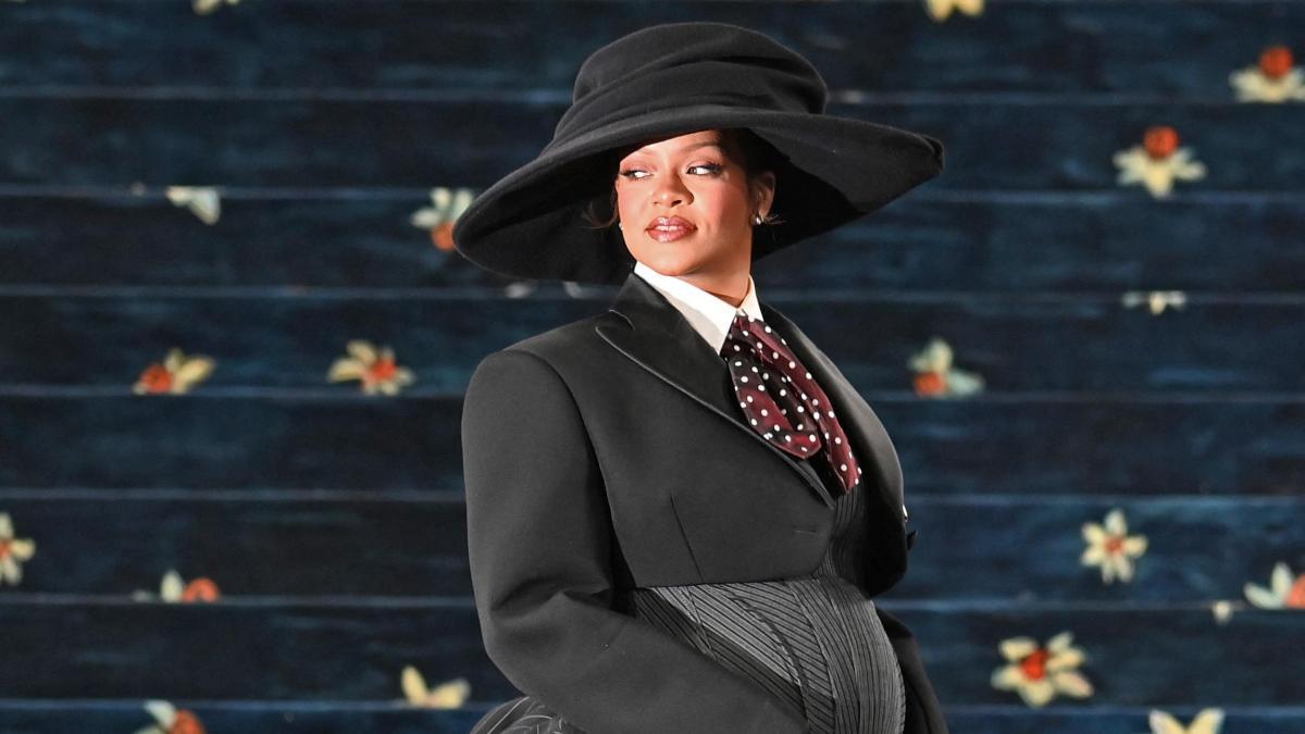 La cantante Rihanna sorprendió en la Met Gala 2025 al revelar su tercer embarazo: estas son las fotos