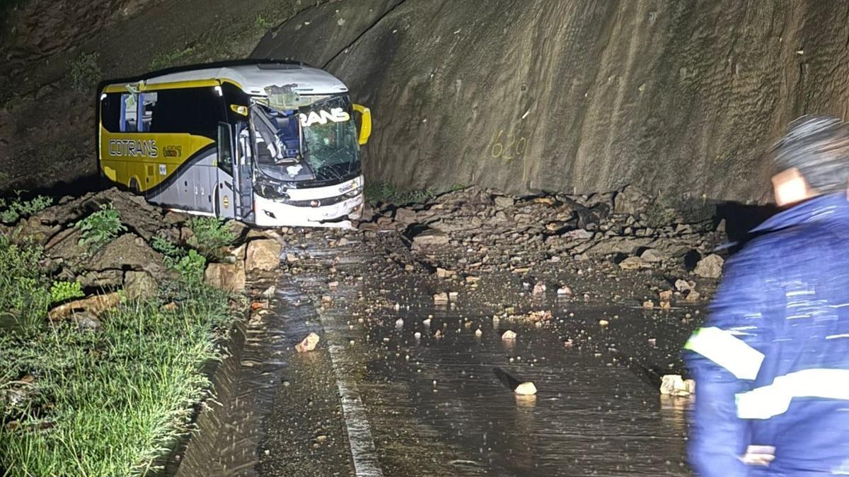 Video | Tragedia en Santander: enorme roca cayó sobre un bus en vía nacional y mató a un viajero de 24 años