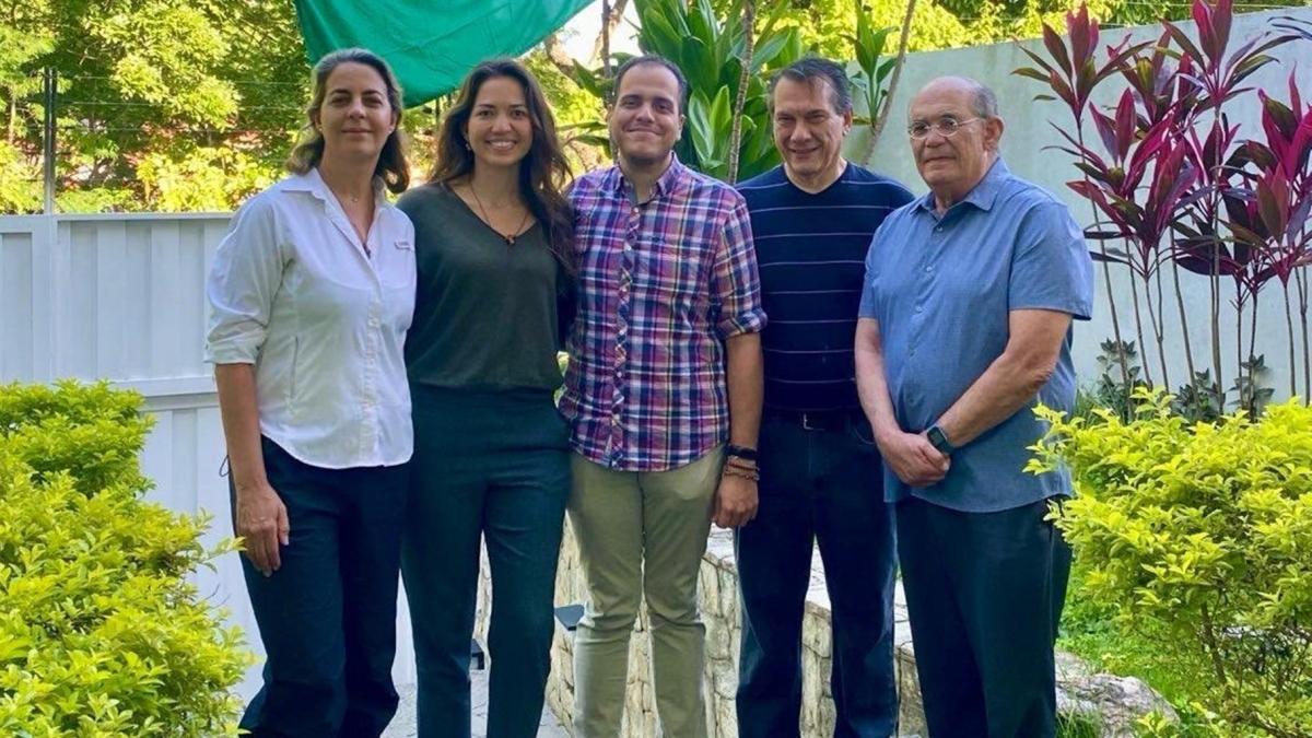 'Imaginé a los agentes del régimen despertando, atónitos': habla opositor liberado de embajada en Caracas