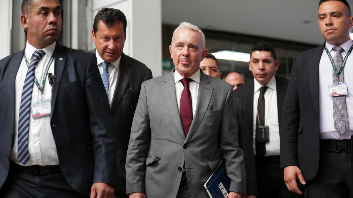 Álvaro Uribe tras finalizar testimonio en juicio en su contra: 'Todos tenemos que respetar las instituciones'