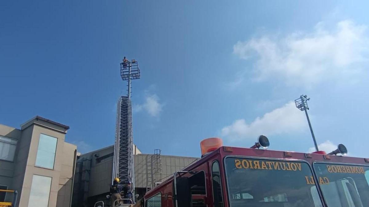 Emergencia en el aeropuerto Alfonso Bonilla Aragón en Valle: un hombre se subió a una luminaria; temen por su vida