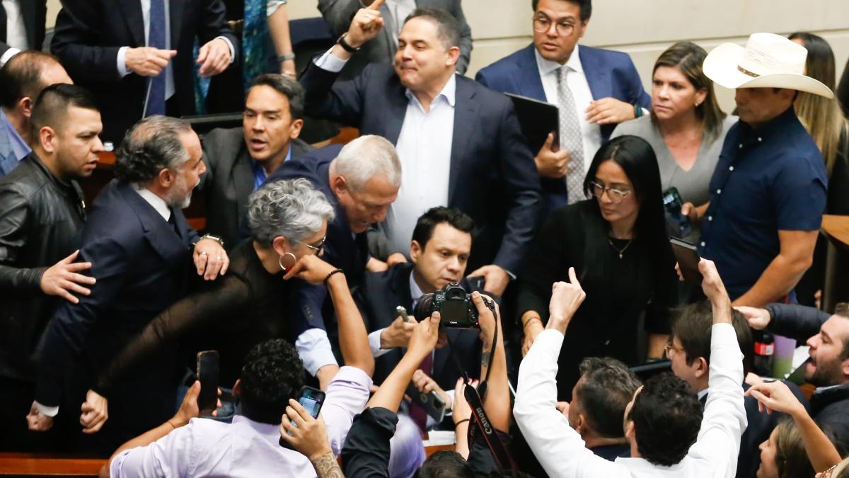 La airada reacción de Benedetti tras hundimiento de consulta popular: ¿intentó agredir a secretario del Congreso?