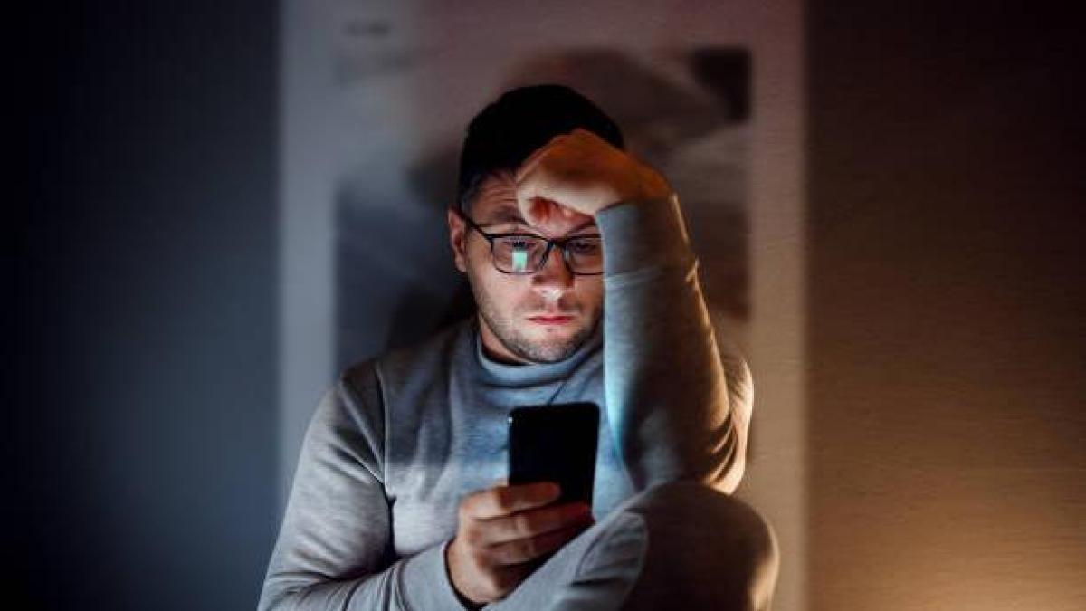 ¿Qué significa cuando alguien ve o revisa mucho su celular, según la psicología?