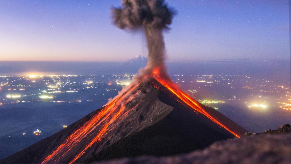 Erupción del volcán de Fuego en Guatemala provoca la evacuación preventiva de unas 800 personas Publicado por EL TIEMPO.COM -Latinoamérica