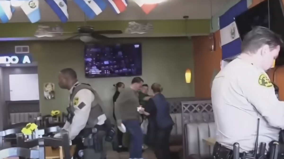 Nadie esperaba que los latinos hicieran esto en Los Ángeles con los agentes que tratan de frenar a migrantes