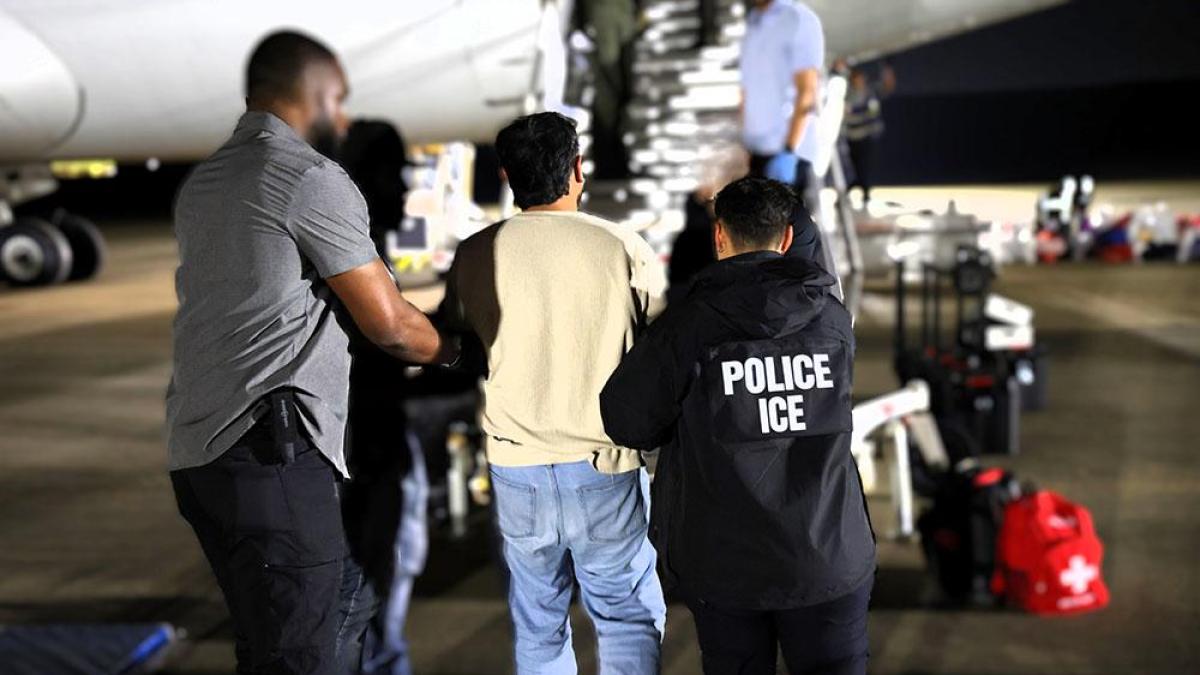 ICE hizo este operativo especial para deportar a migrantes de Texas en un vuelo que consideró de alto riesgo