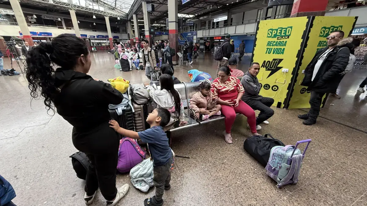 Terror en la Terminal Salitre de Bogotá: adulto mayor atacó con arma blanca a dos viajeros y luego se autolesionó