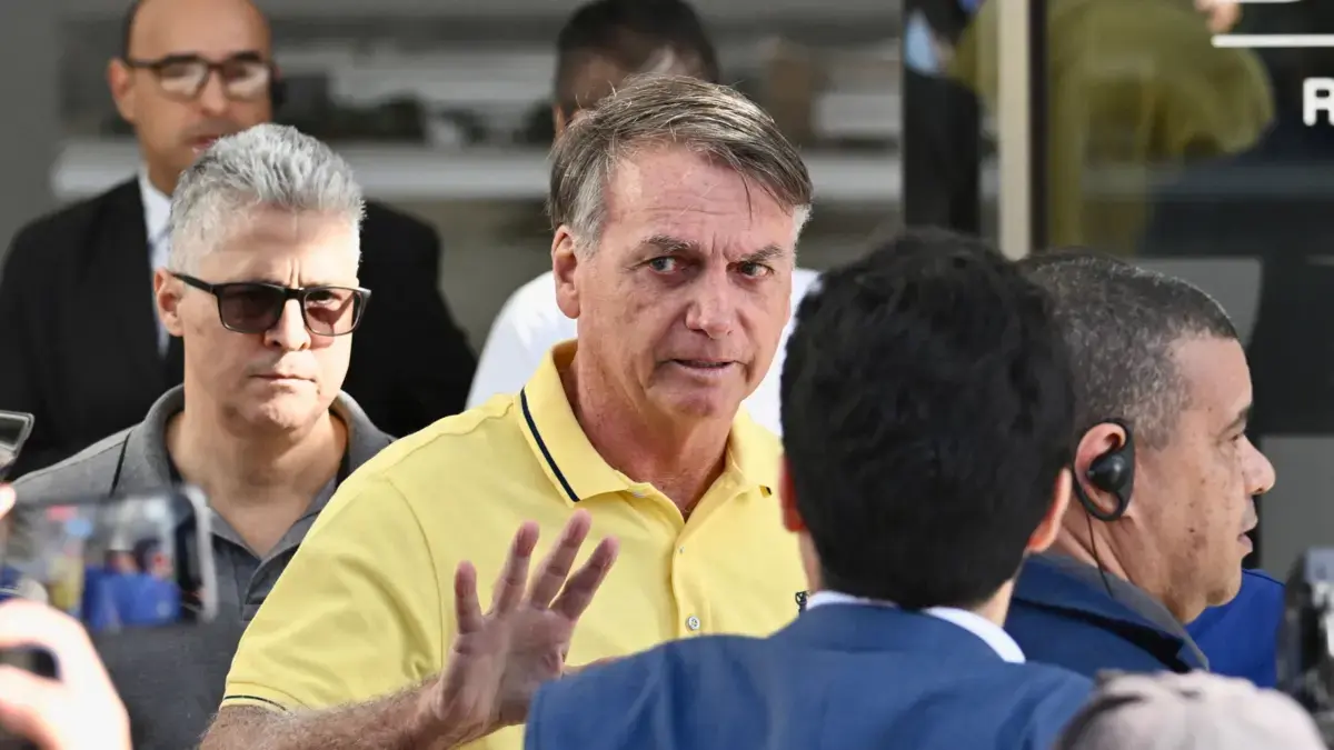 Expresidente Jair Bolsonaro planeaba pedir asilo en Argentina: policía de Brasil revela documento clave y lo acusa de 'coacción' a la Corte Suprema