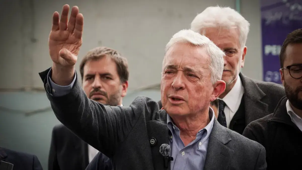Álvaro Uribe Vélez vuelve a las calles y sacude la campaña presidencial de 2026: así se moverá el expresidente para recuperar el poder en las urnas
