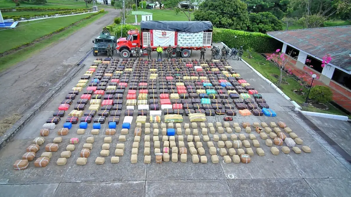 Cae histórico cargamento de droga de alias 'Iván Mordisco': Policía y Ejército incautaron más de 8.000 kilogramos de marihuana en el Huila
