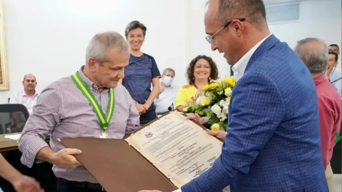 El poder de Carlos Ramón González en Santander y los políticos que se aliaron con él en la región: de escolta del M-19 a estar prófugo de la justicia