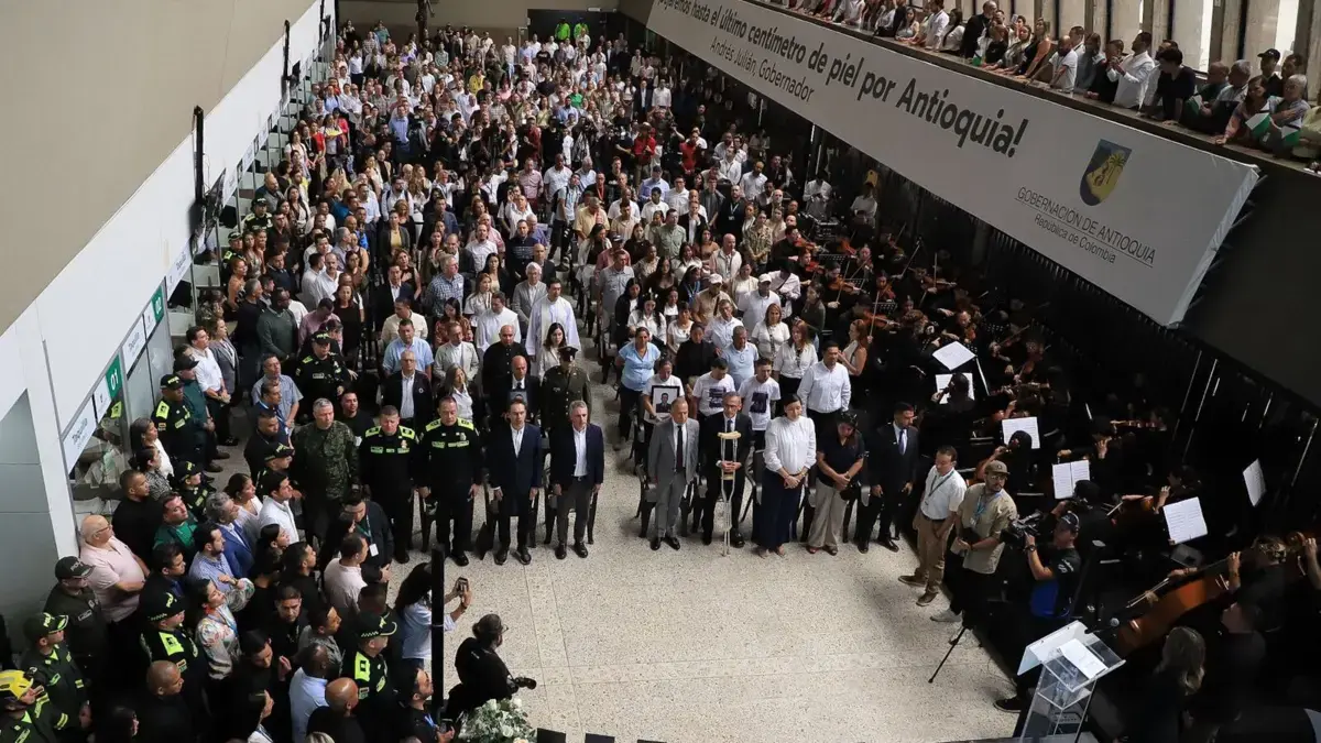 Entre lágrimas y ofrendas, la Gobernación de Antioquia y la Alcaldía de Medellín rindieron homenaje a los 13 policías fallecidos tras ataque en Amalfi