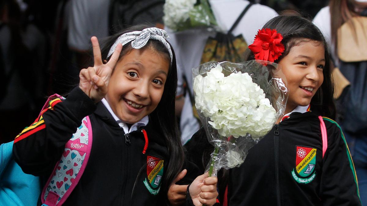 Hacen acto de desagravio al colegio Inem en Medellín