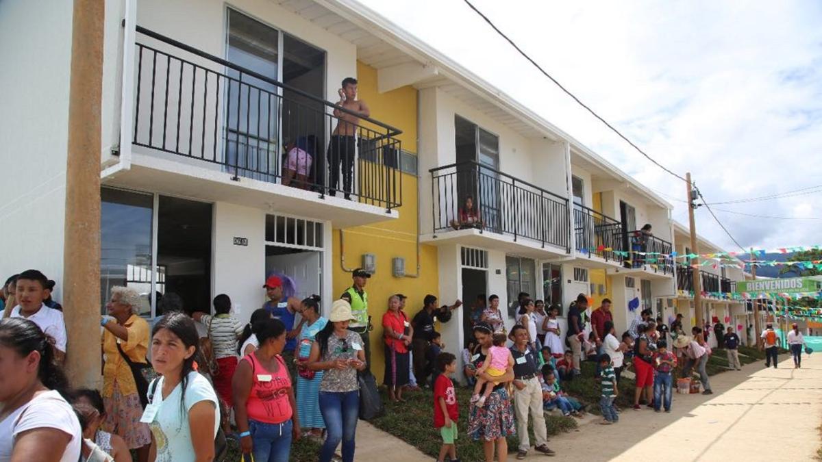 Gobierno entrega 100 casas en Mocoa